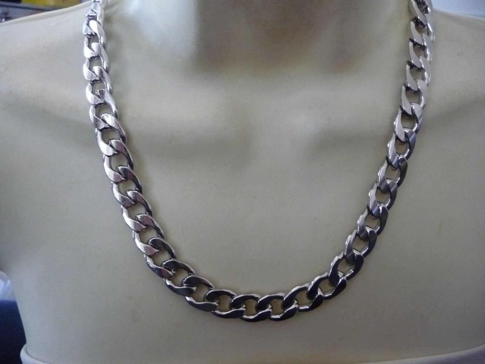 HEAVY SILVER TONE LINK CHAIN 9” L X 1/2” W NECKLACE #32/30-B
