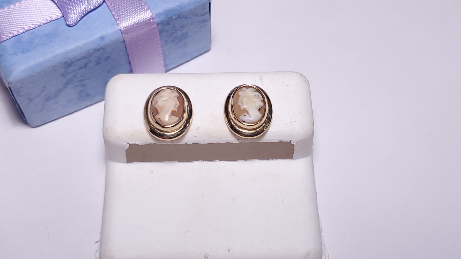 Vintage Natural Carved Oval Cameo/shell Bezel Dropped edge 14Kt YG Earrings23867