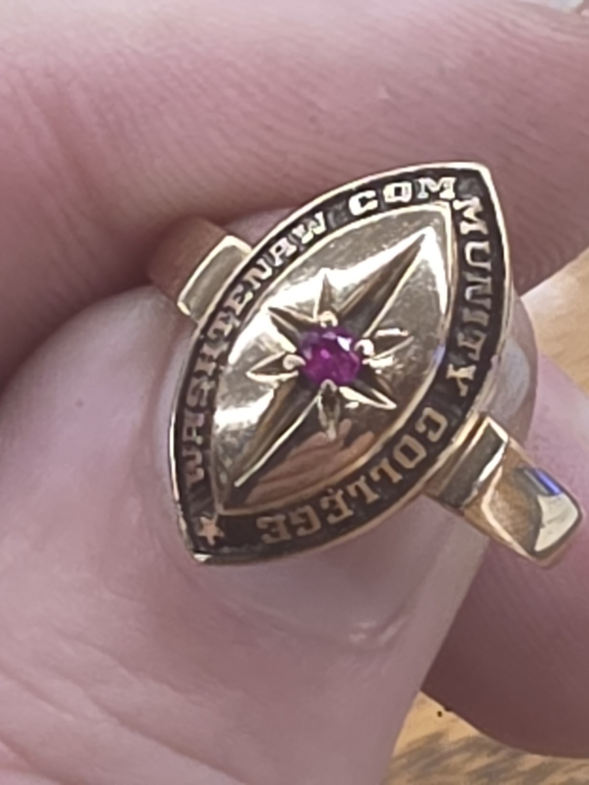 Vtg 10K Washtenaw Community College Class Ring Gold Purple Stone 5.3 Grams