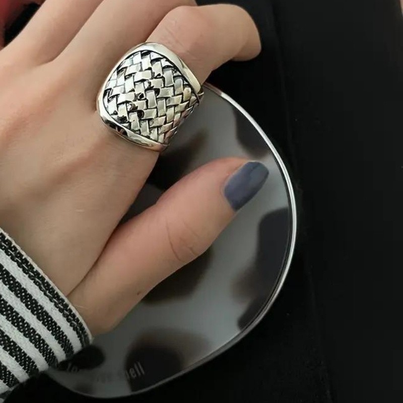 Men’s and Women’s Alloy Fashion Ring Large Ring Retro Woven Ring Jewelry Gift