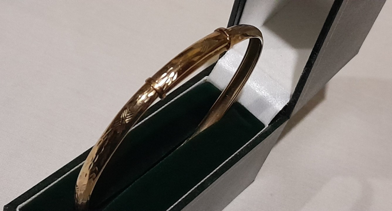 LARGE 9ct Gold ‘ADULT’S EXPANDABLE DIAMOND-CUT’ 8 inch Round BANGLE. 4.90 grams