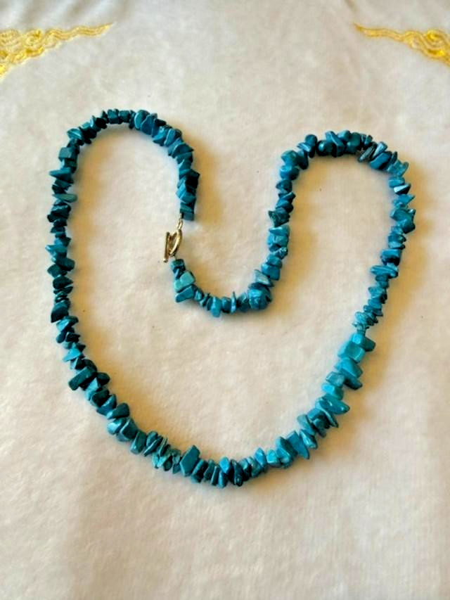 Vintage Blue Dyed Howlite Magnesite Chip Stone Necklace 19″ Gold Tone Clasp