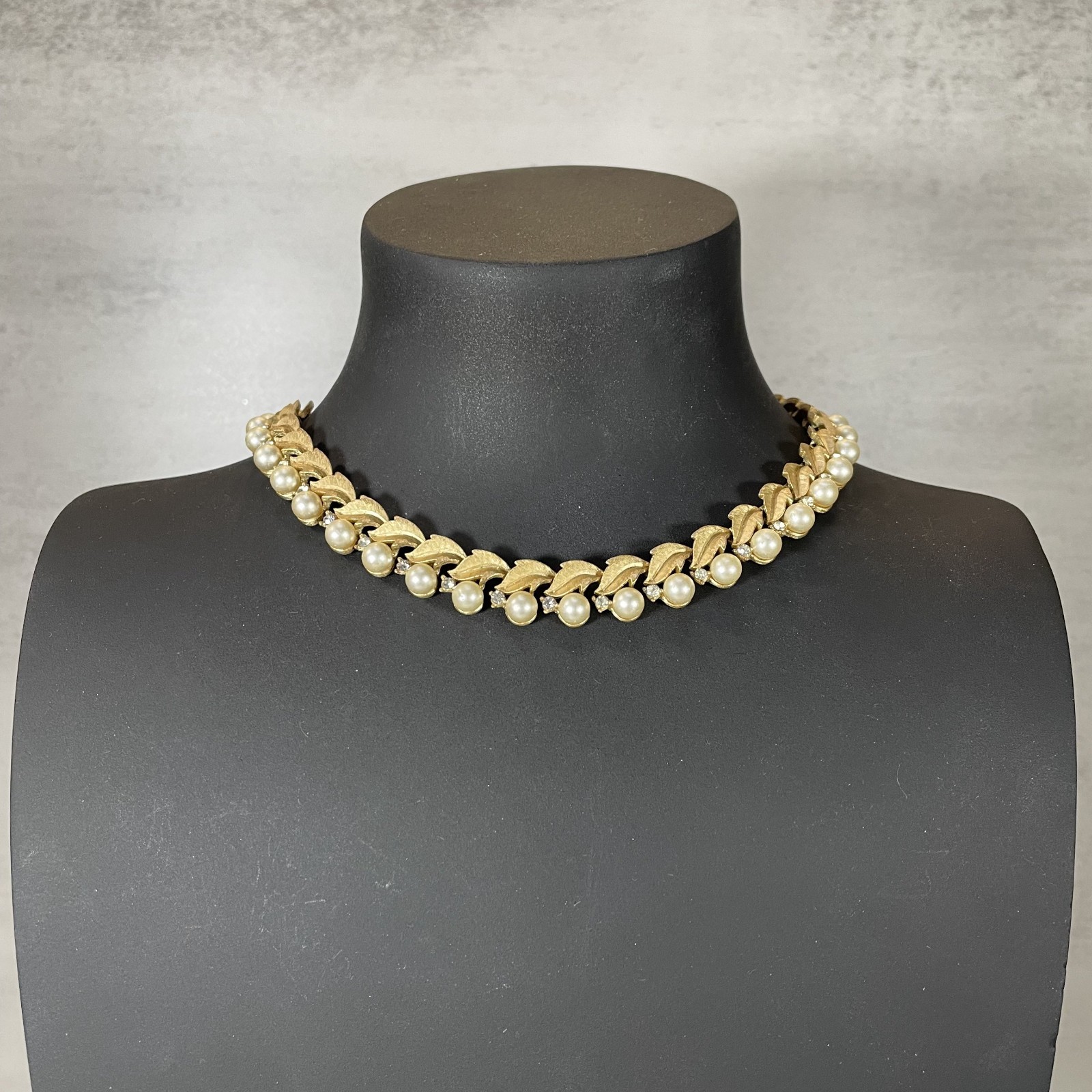 Vintage Trifari Gold Tone Leaf Faux Pearl Rhinestone Choker Necklace Signed 12″
