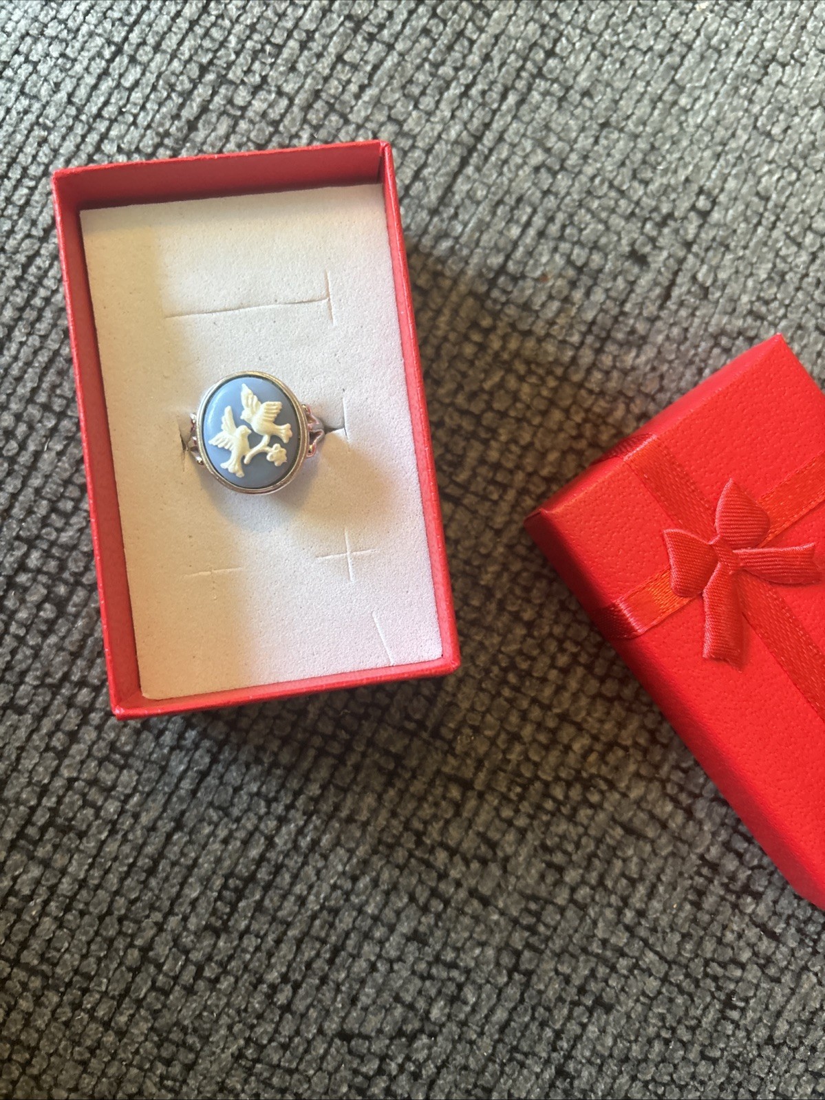 Vintage Avon Blue Cameo Ring Doves White Relief Size 7 Cottagecore