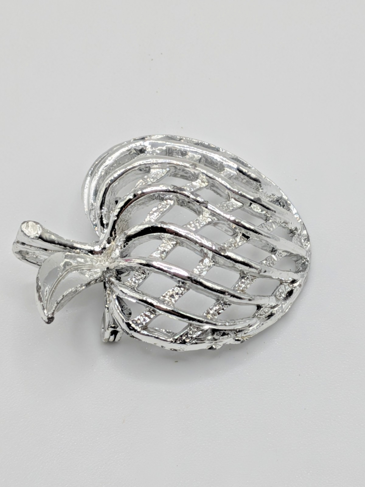 Vintage Signed Gerry’s Apple Brooch Pin Pendant Silver Tone Lattice Weave Fruit