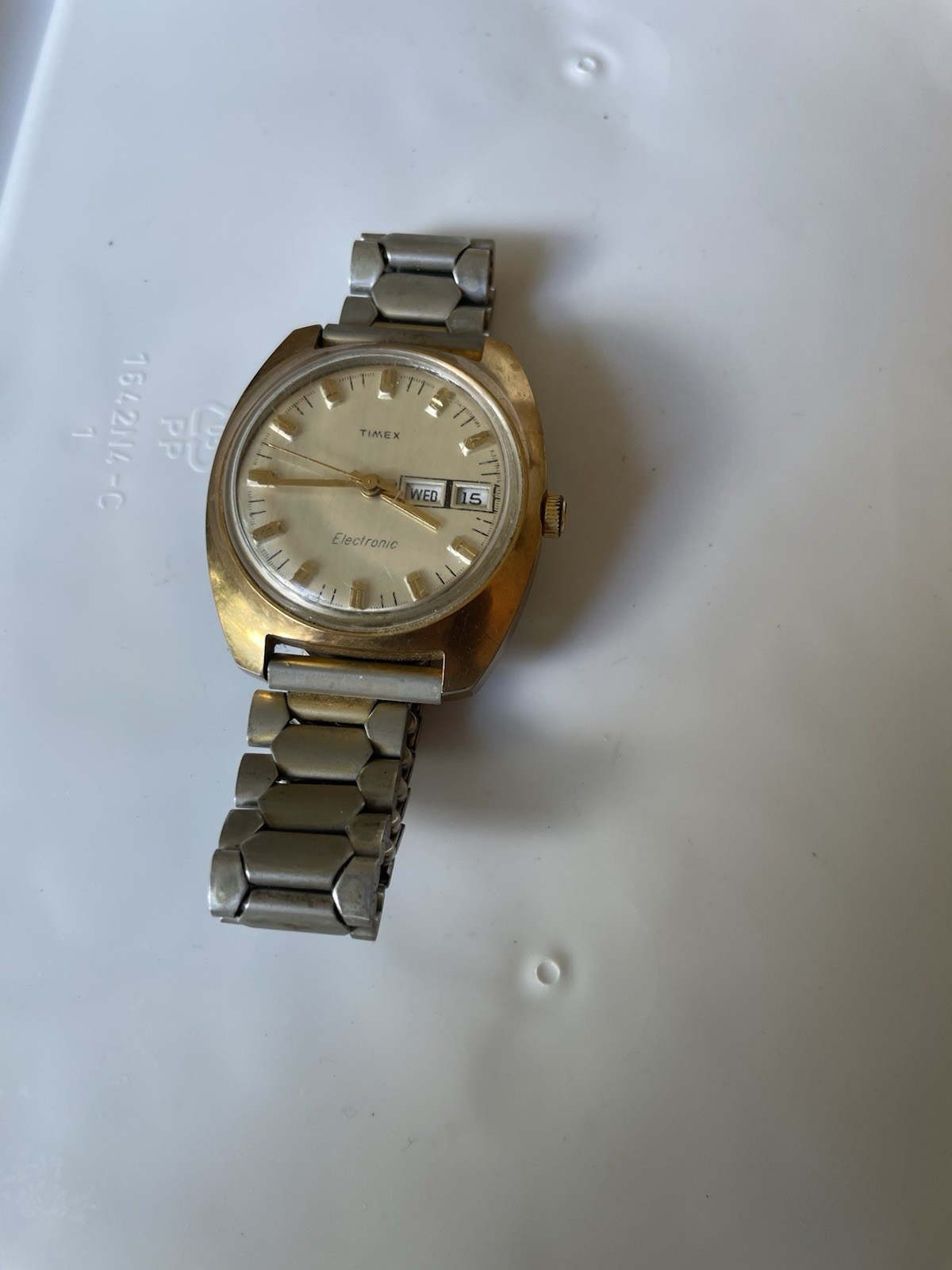 Vintage Timex Electronic Quartz Day/Date Analog Gold Dial UNTESTED/ForParts