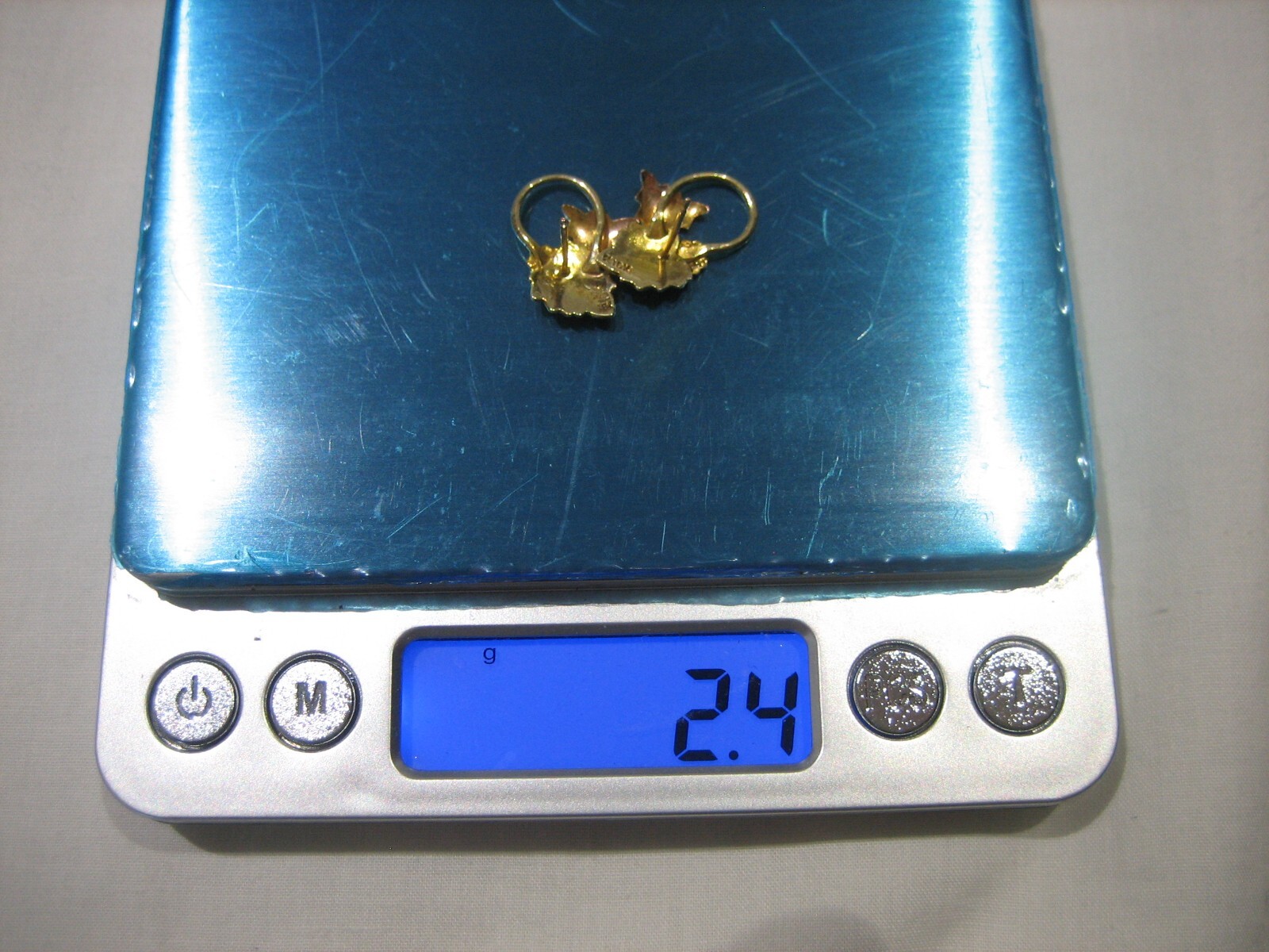 VINTAGE 10K Multi-Tone Gold Black Hills Leaves & Grapes Stud Earrings 2.4 GRAMS