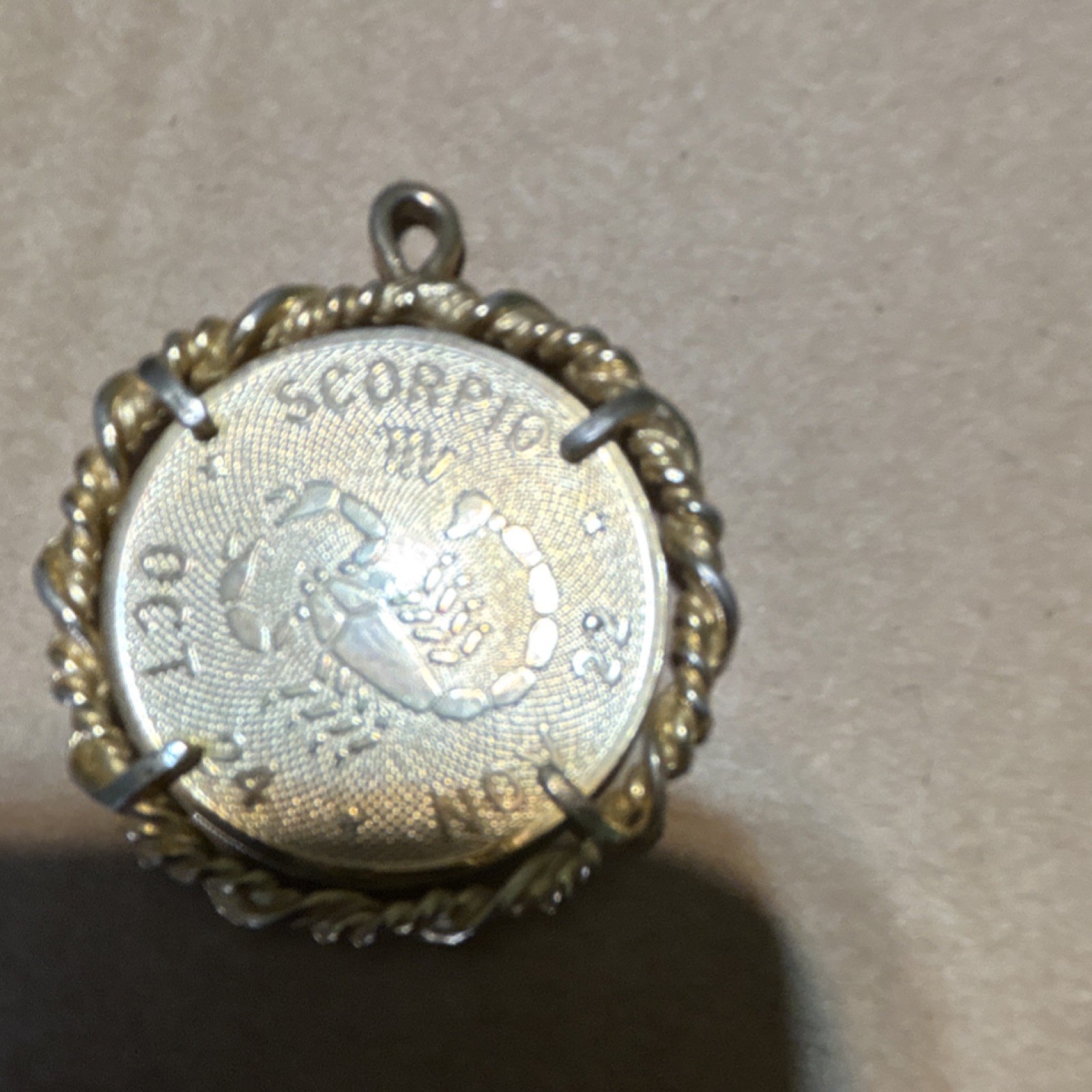 Coin-Style Round Medal Pendant Gold Tone Rope Edge Frame Metal Gold & Silver