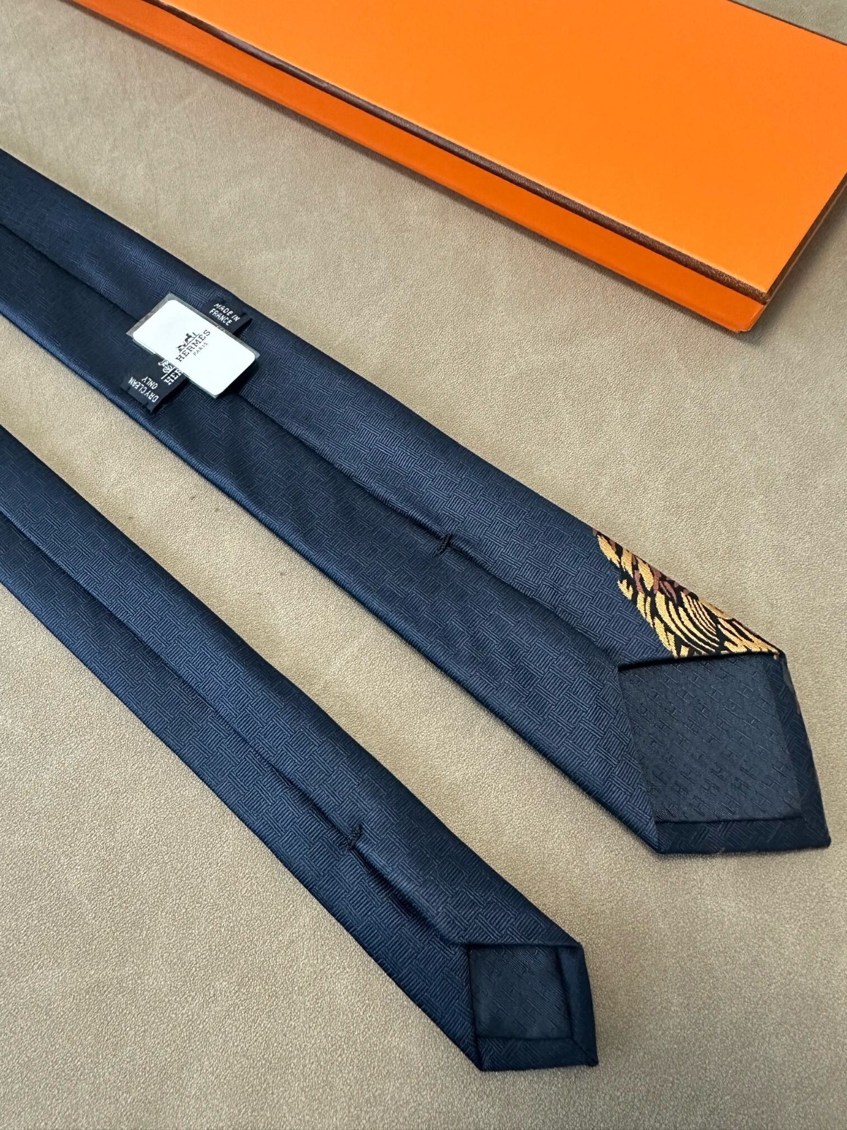 HERMÈS PARIS LION HEAD SILK TIE NAVY BLUE ANIMAL MOTIF JACQUARD MADE IN FRANCE