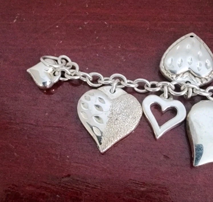 JCM 925 STERLING SILVER HEART CHARMS BRACELET. 8″. 20.80GRS. MADE IN MAURITIUS