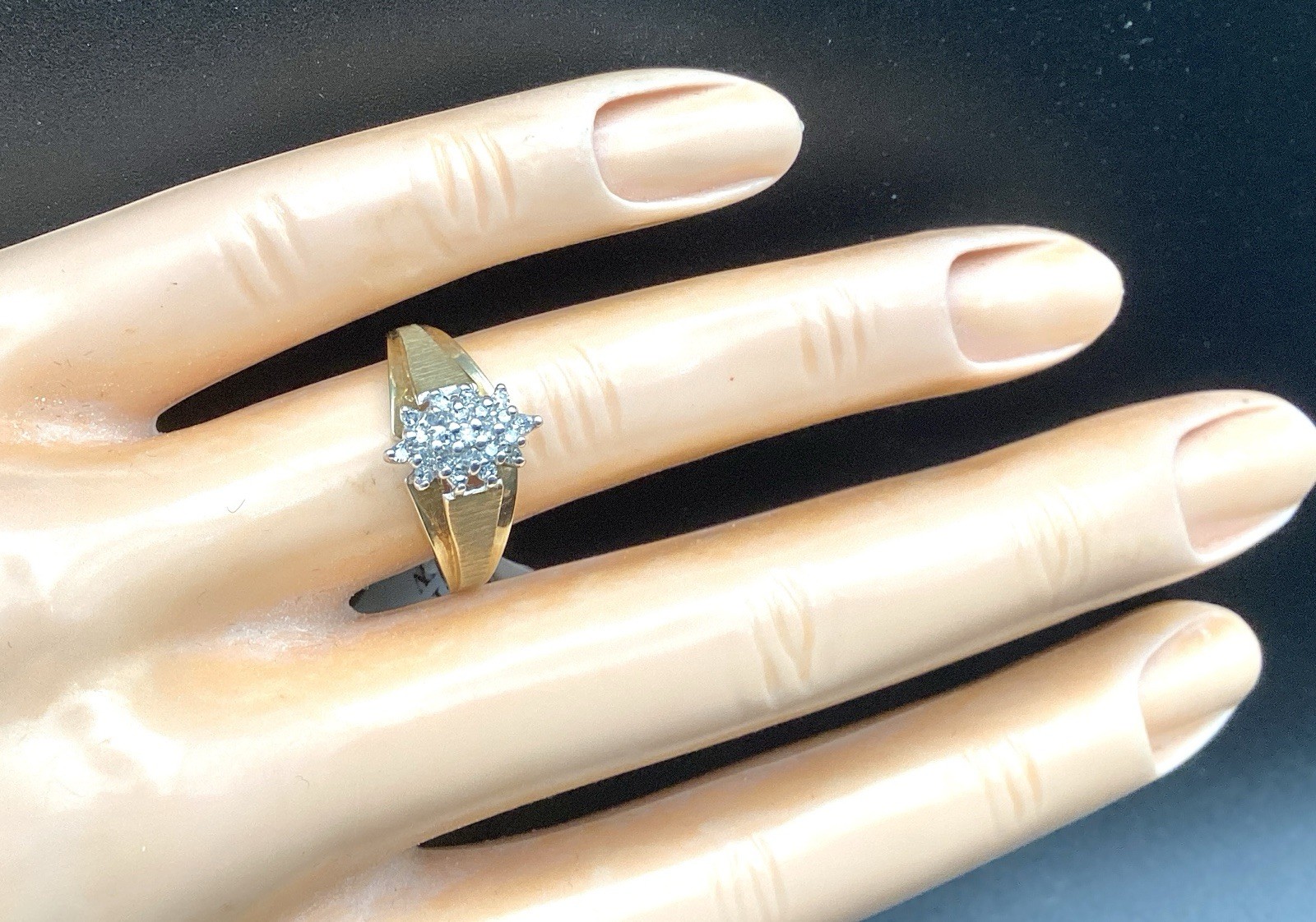 NWT 10 KT Stamped Yellow Gold Women’s 0.15 CTW Cluster Diamond Ring SZ 7.25