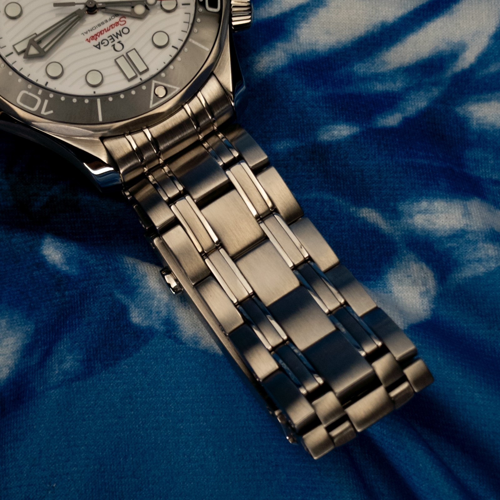 2025 Omega Seamaster Diver 300M 42mm White Wave 210.30.42.20.04.001 Box & Papers