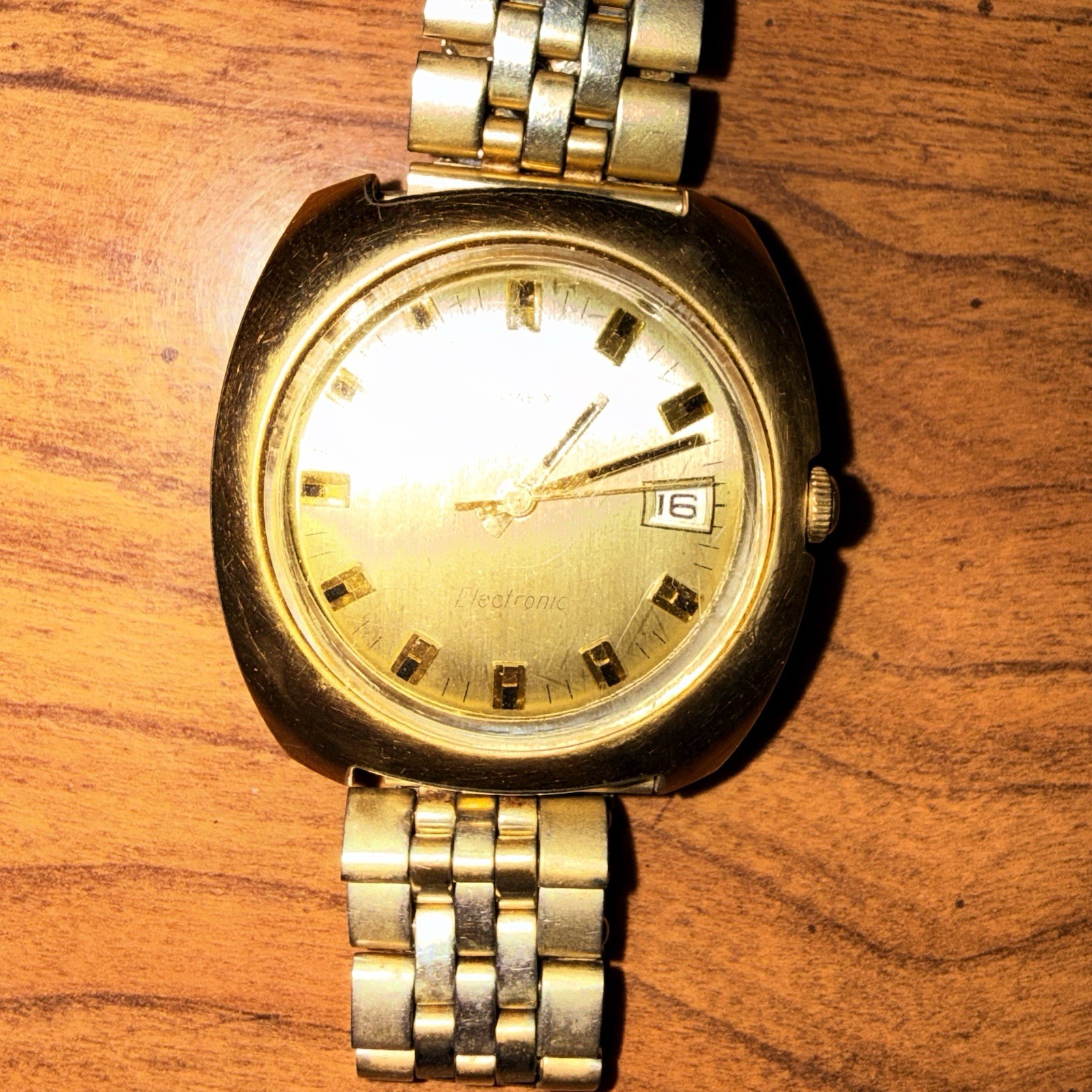 Vintage Timex Electric Dynabeat Day Date Watch Gold Color Needs Battery