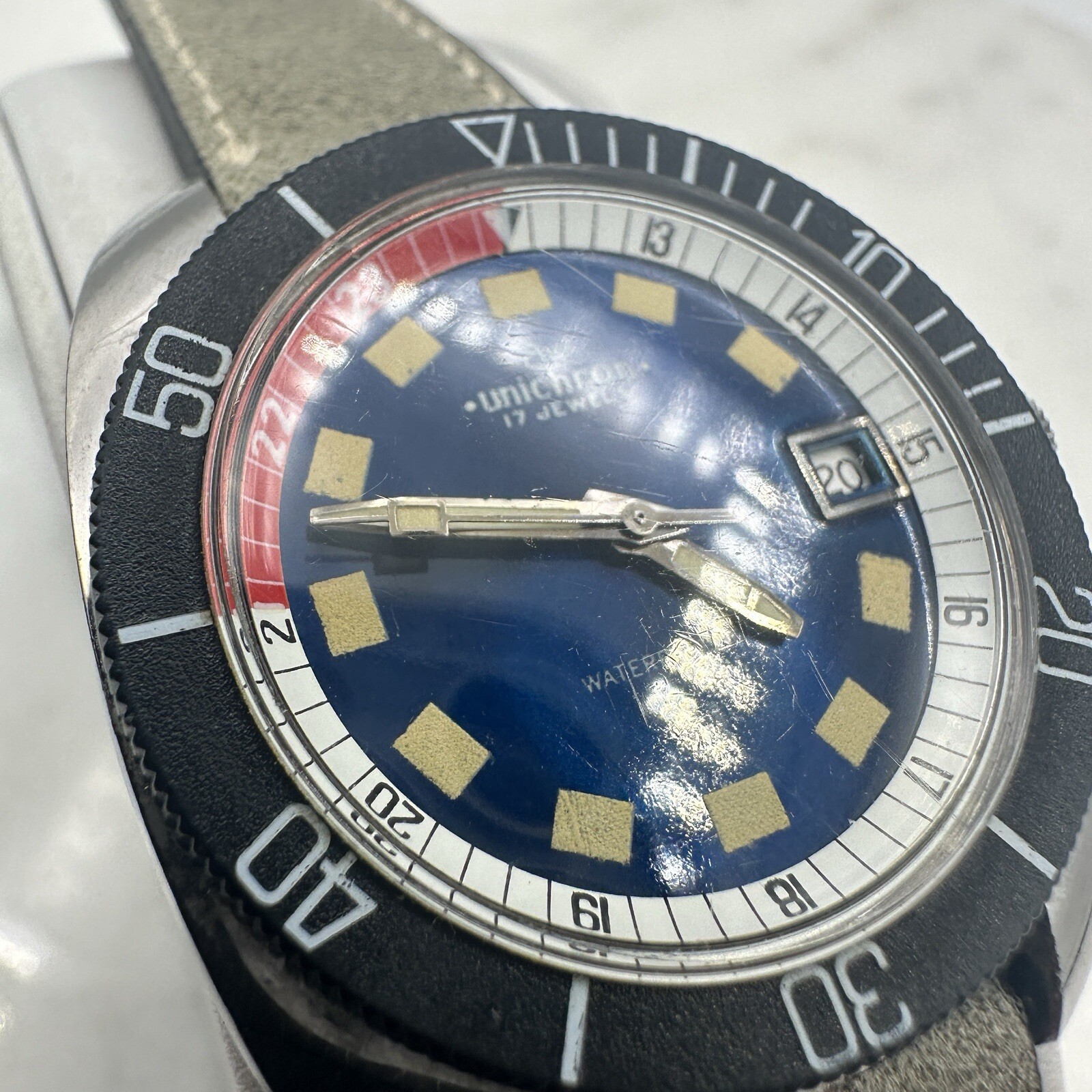 VTG Unichron Dive Watch Men Silver Tone Blue Dial Date 17 Jewels Automatic Works