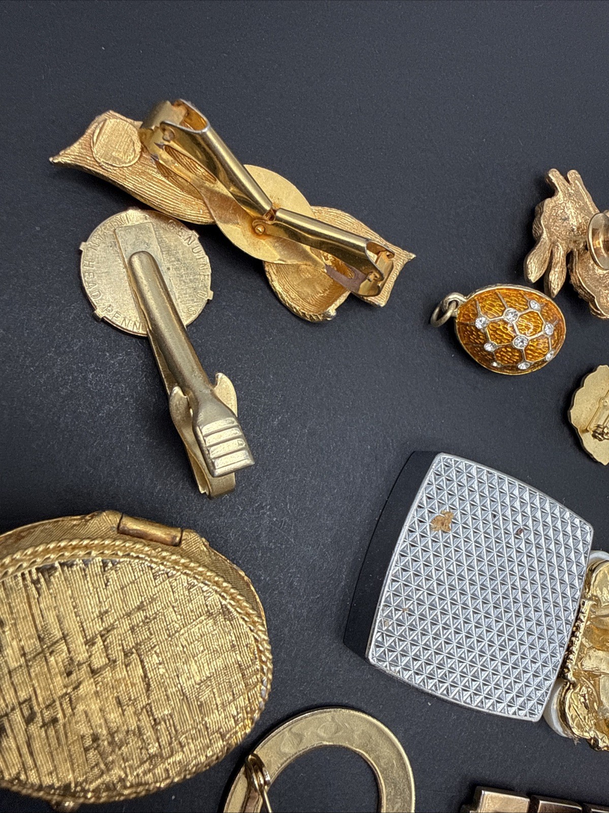 Lot Of Vintage Jewelry Accessories And Other Fun Things Mostly Gold Tone J4