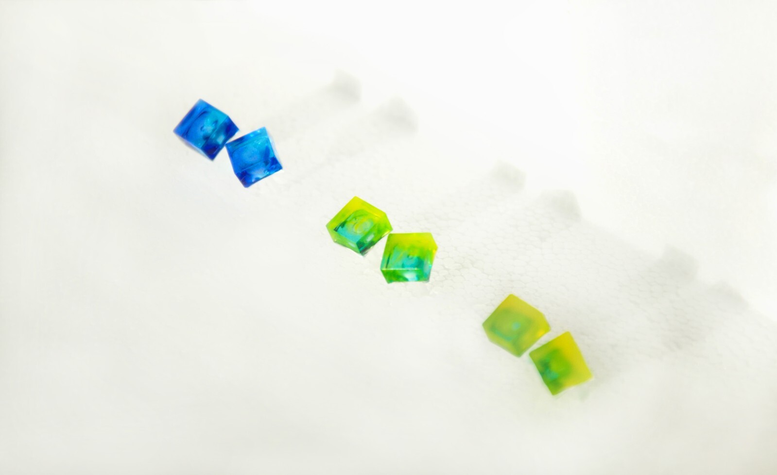 Orecchini quadrati in resina colorata con perno e fermo in plastica
