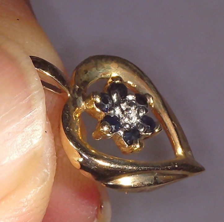 Vtg 10K Yellow Gold Genuine Blue Sapphires in an Open Heart Pendant Necklace