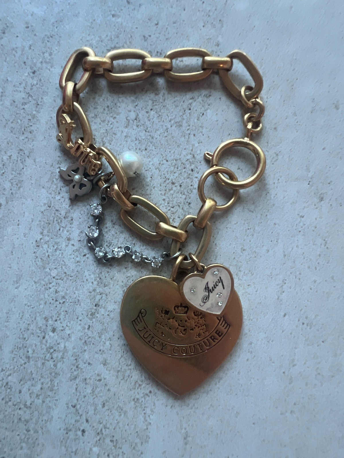 Juicy Couture Let Them Eat Couture Pearl Dangle Charm Bracelet Gold Tone 7.5” C5