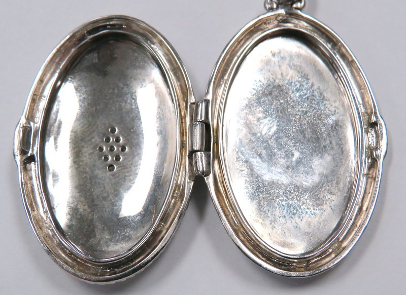 Gabriel & Co .925 Sterling Silver White Sapphire Oval Locket Necklace 25″