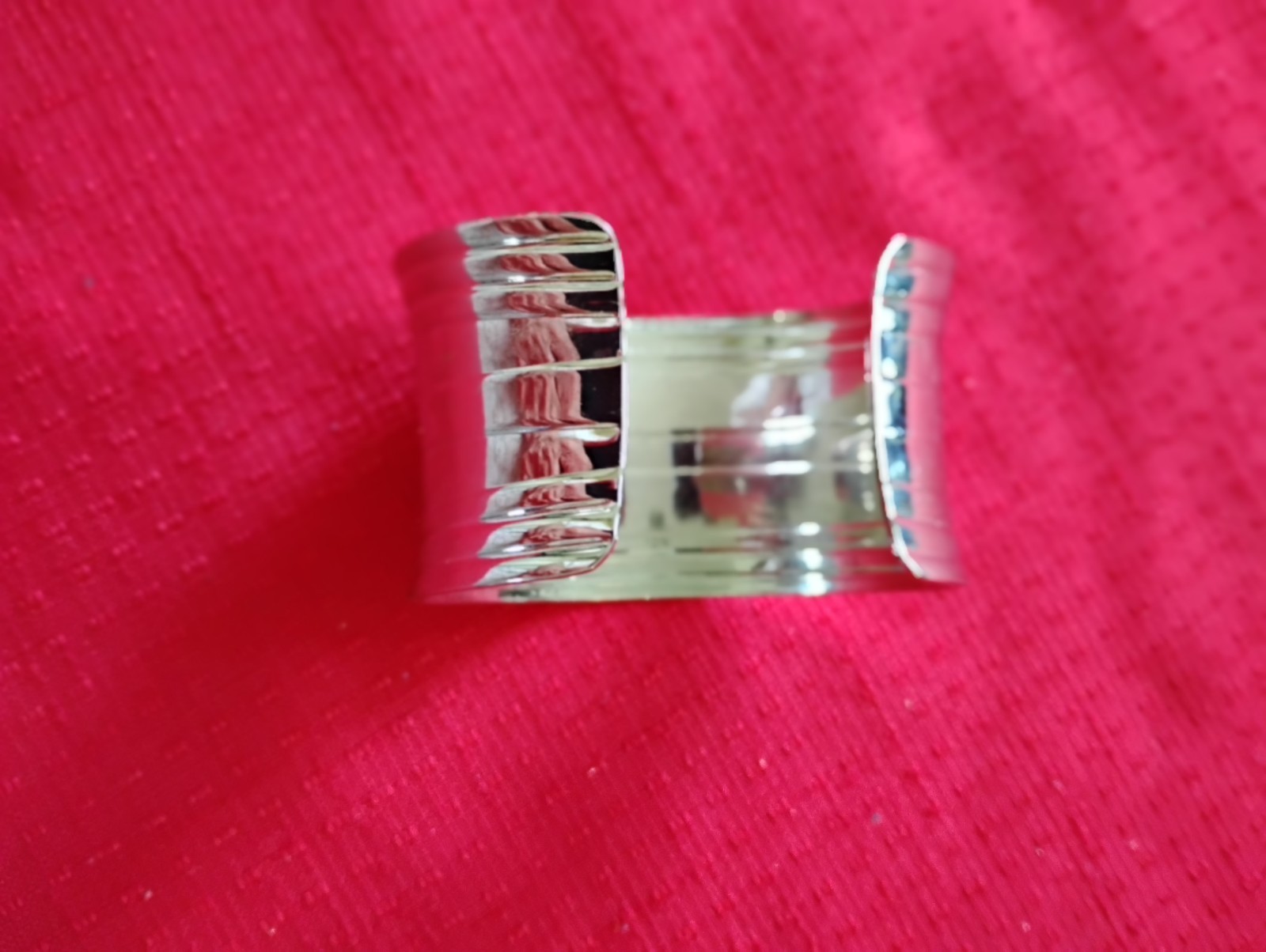 VTG 1970’s CUFF BRACELET-2″WIDE-GLEAMING SILVER TONE STATEMENT PIECE-ONE SZ ALL