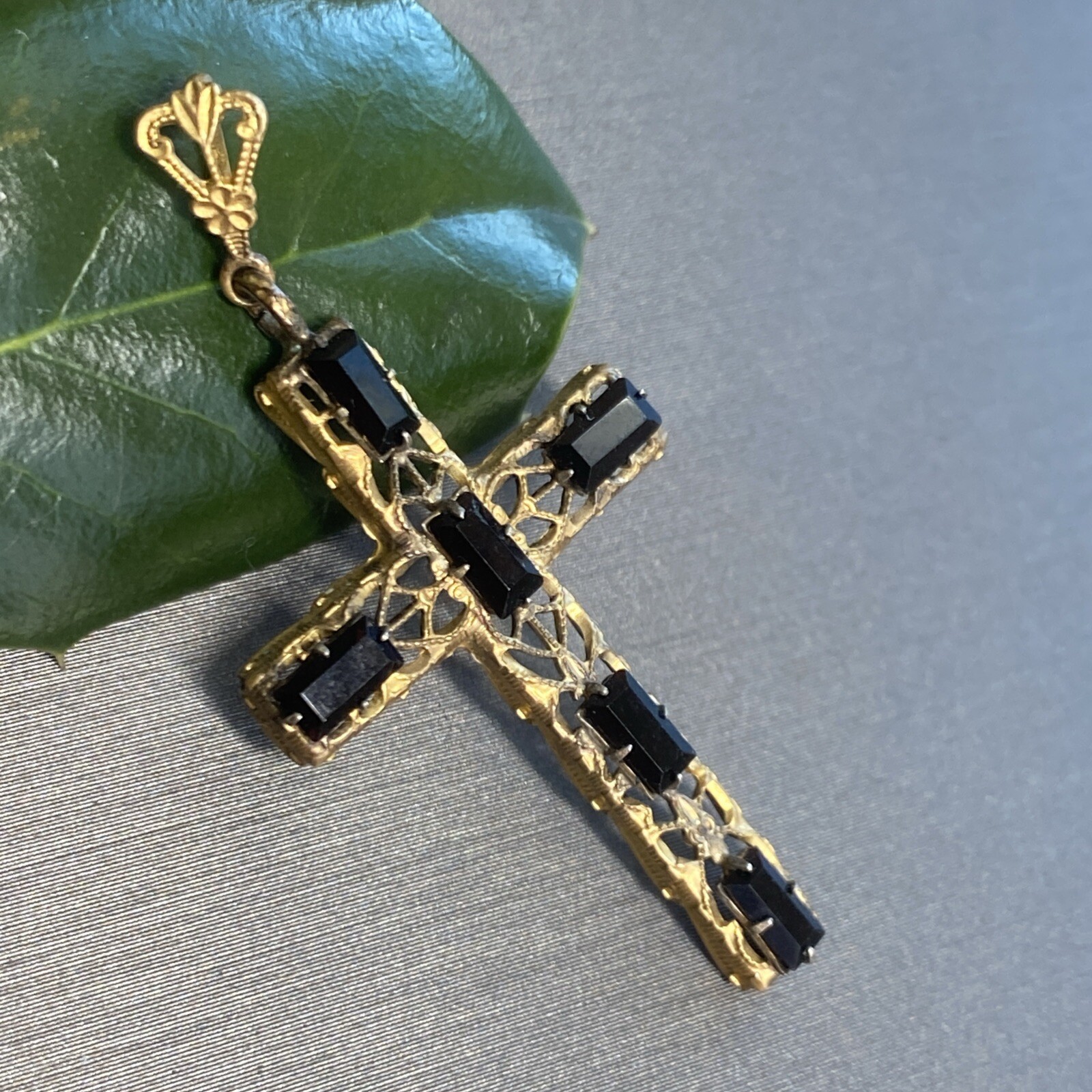 Vintage Filigree Cross Pendant Estate Jewelry Pre-owned Art Glass Die Struck