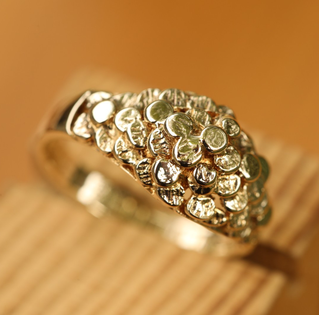 9ct Solid Yellow Gold Ring Lentils-Shaped Size M Vintage cleaned & polished