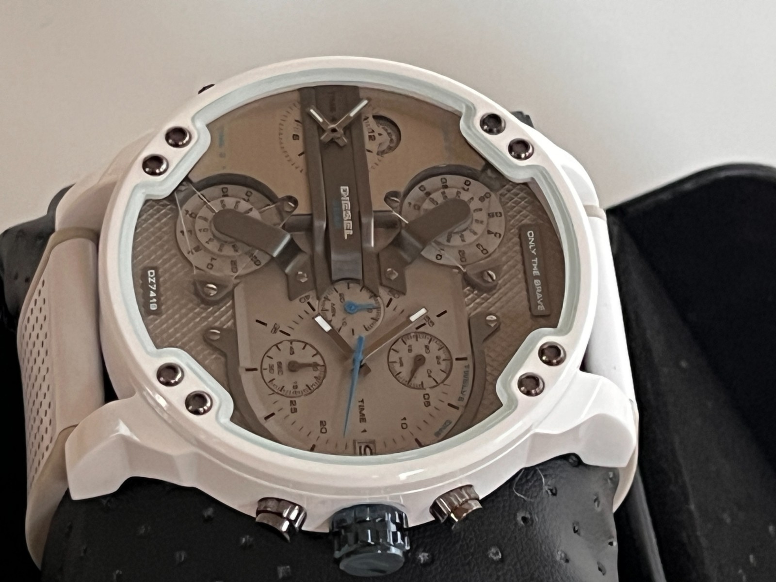 DIESEL DZ7419 men’s MR Daddy 2.0 watch with white silicone strap