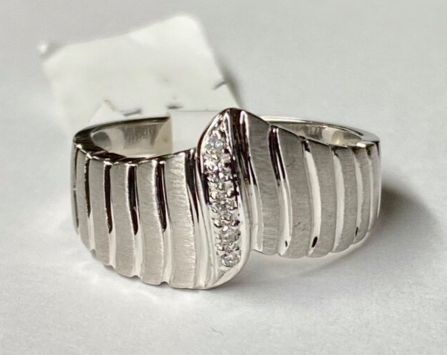 NEW 14K White Gold V-Taper Ring/Band with 0.05ctw Diamonds (Size 6.5) 5.4 gram