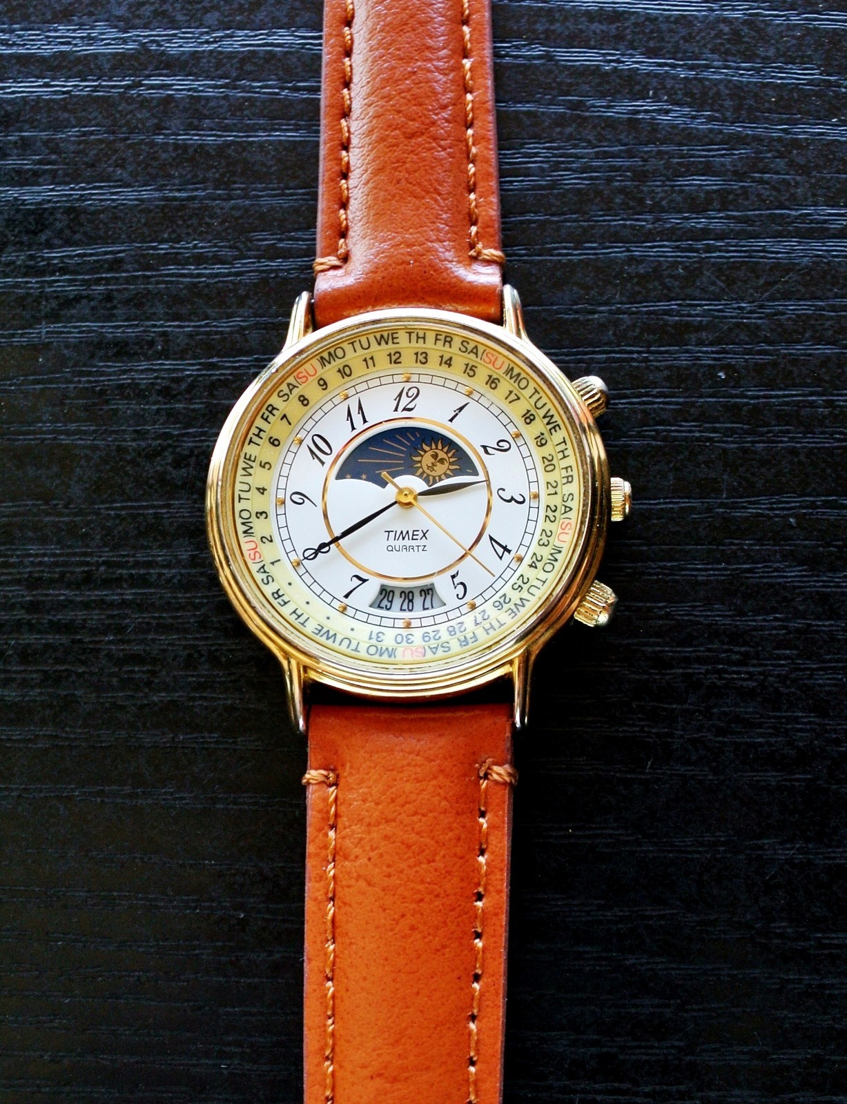 VINTAGE TIMEX SPORT CALENDAR DATE MOON PHASE QUARTZ MEN’S GOLDEN LEATHER WATCH