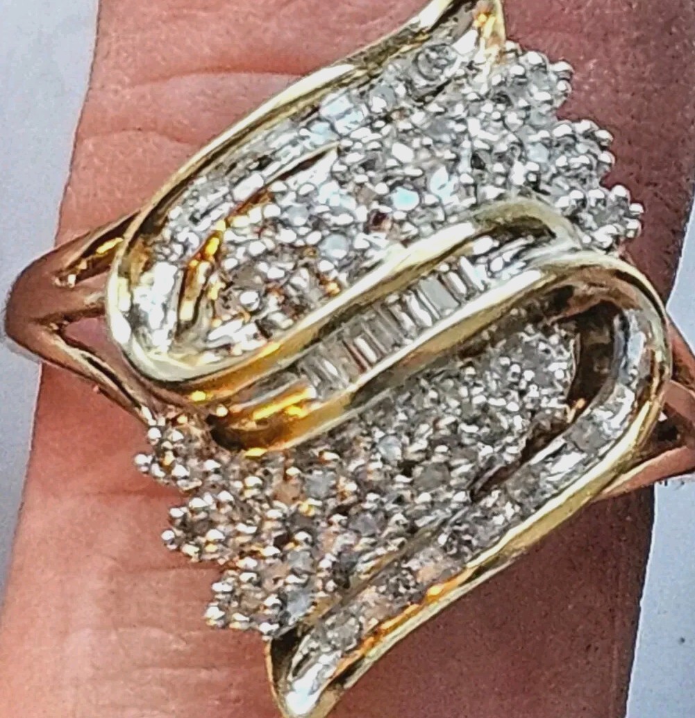 Lady’s 3/4 Ct Diamond Cluster Ring 10k Yellow Gold 4.5Gram’s* Needs To Be Sized*