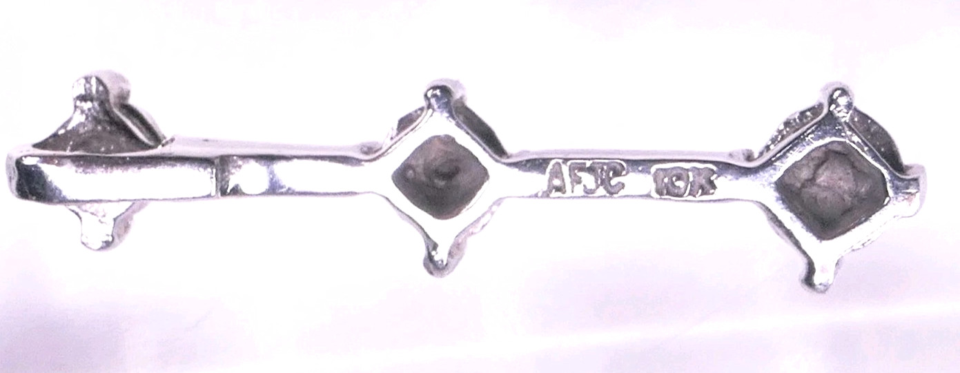 10K White Gold 3-Stone Natural Diamond Vertical Drop Pendant 1.09 Grams