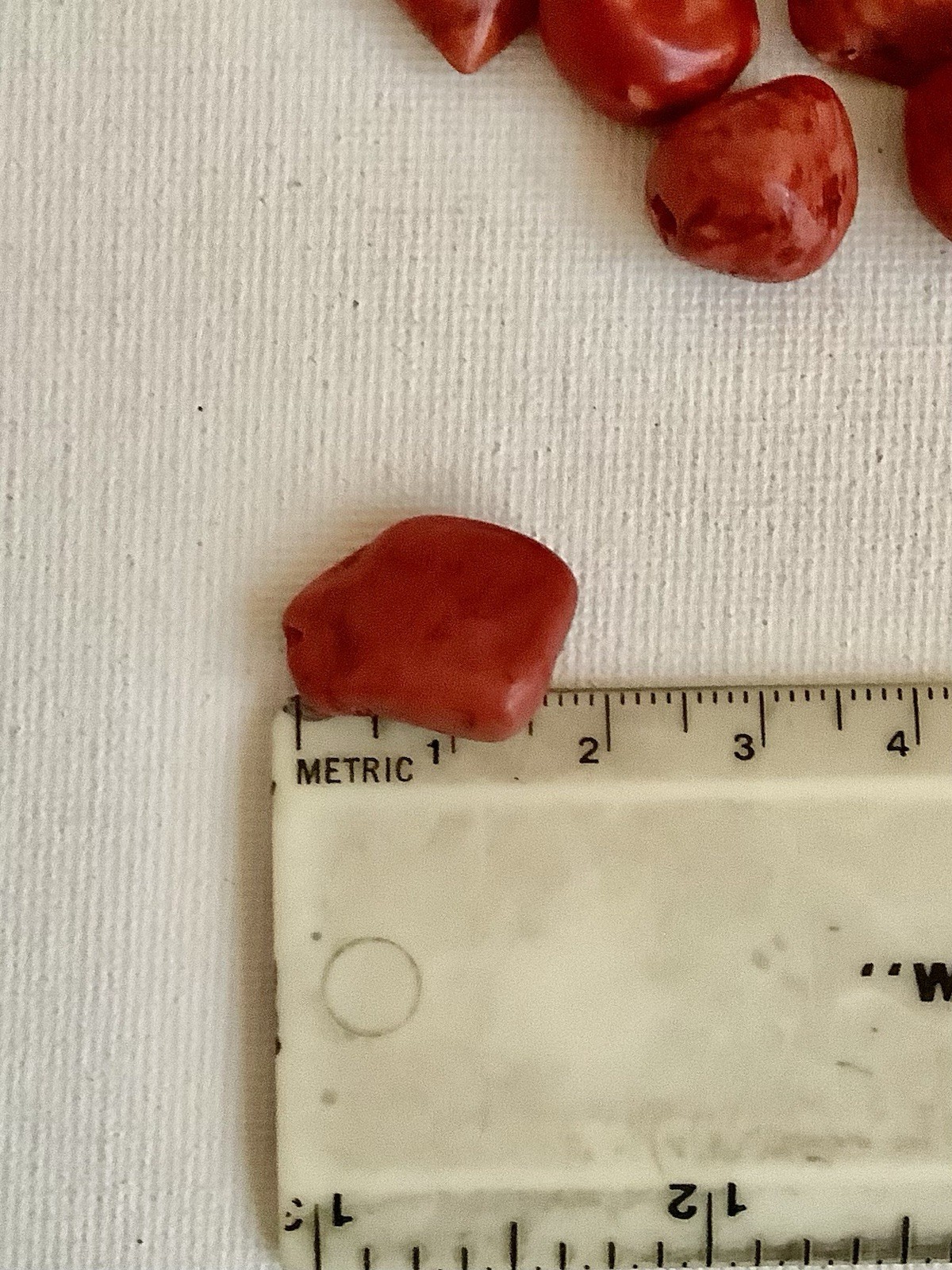 Dyed magnesite, 20 pieces red, 6 pieces pink, approx 20mm, loose stones