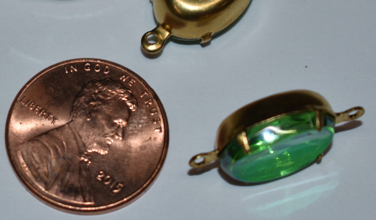 VINTAGE GLASS 4 OVAL CONNECTORS • 14x10mm • PERIDOT AB CONCAVE