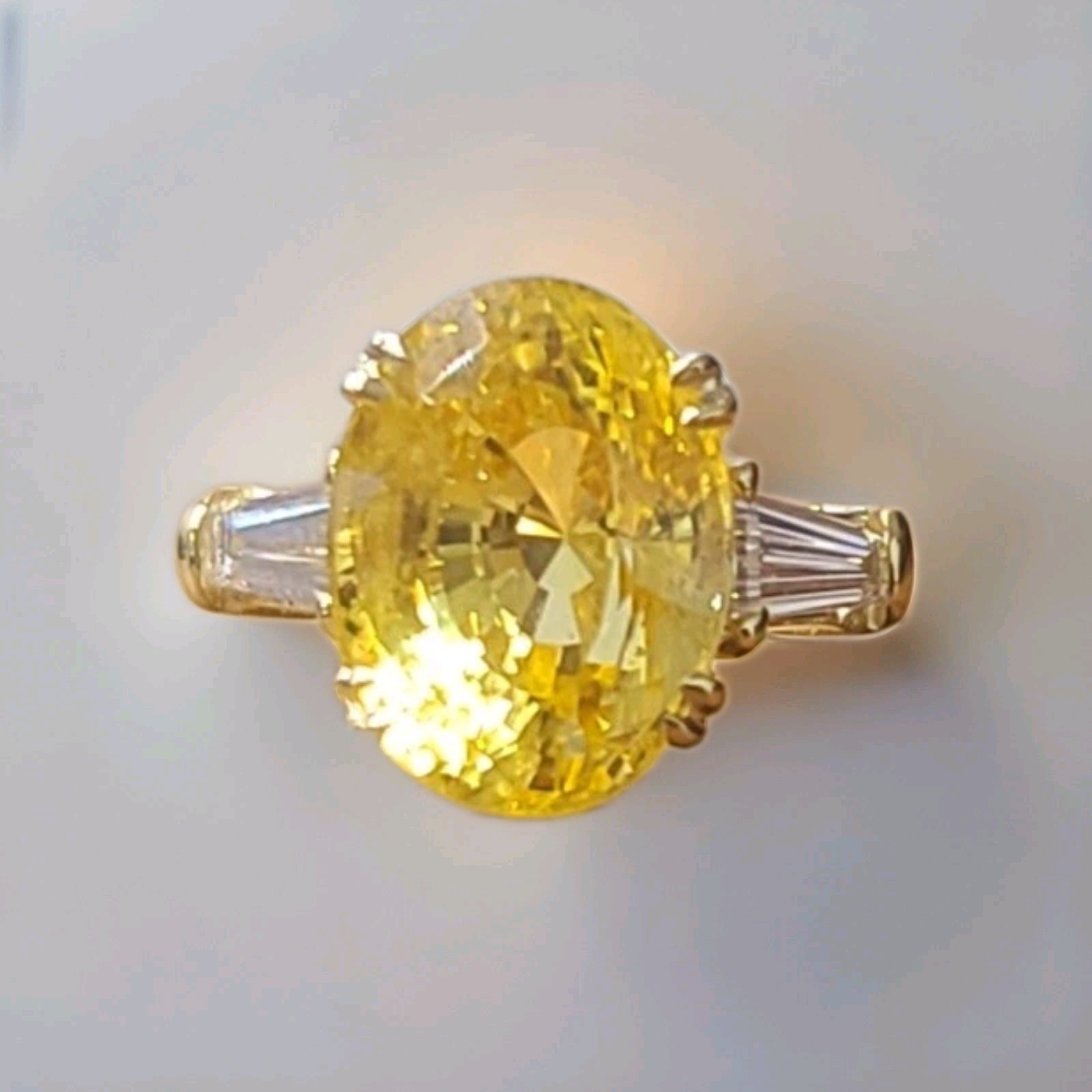 Vintage 14k Yellow gold Engagement ring 11.70ct Natural Oval Yellow Sapphire GIA