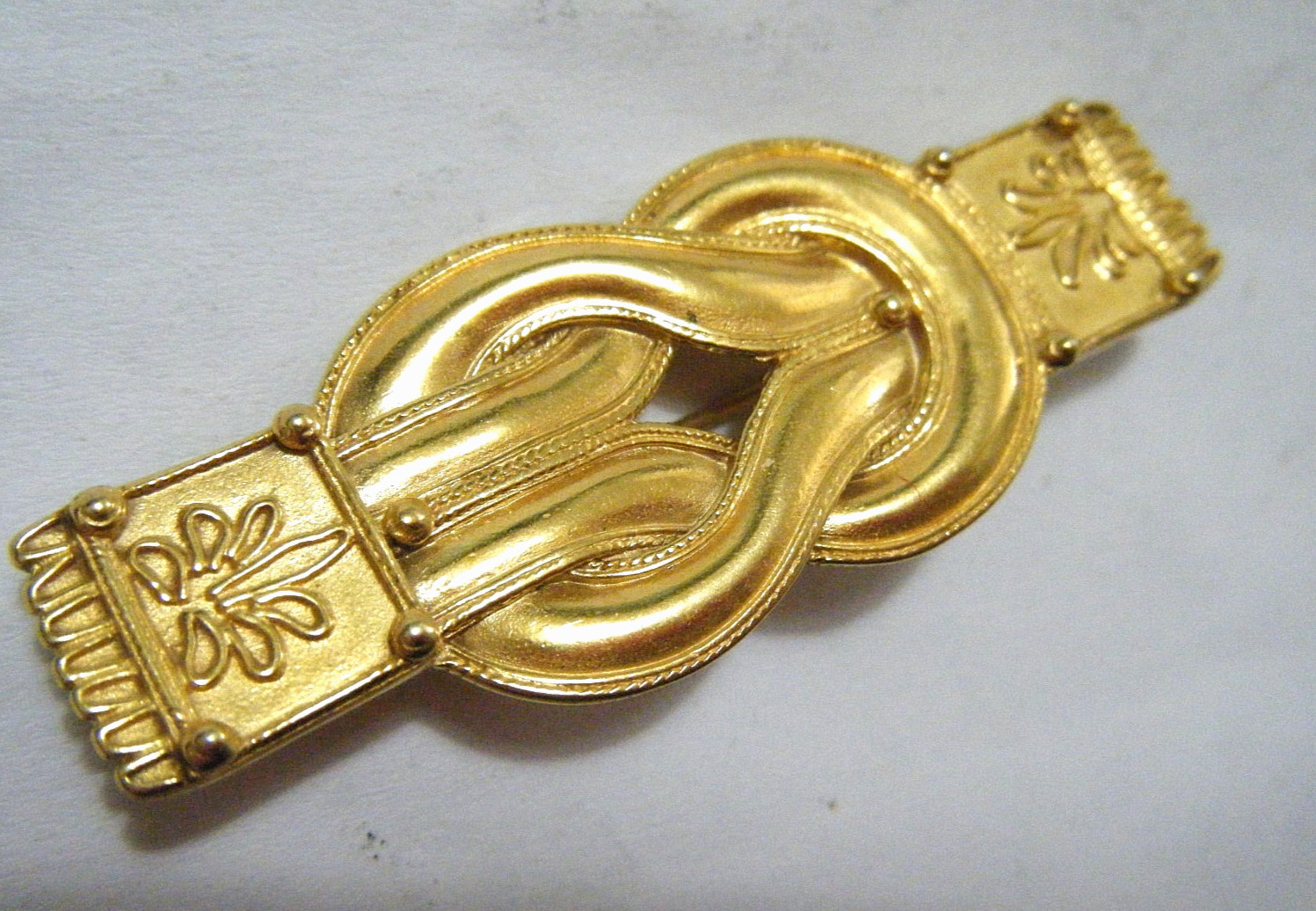 Vintage 1994 MMA Metropolitan Museum Gold Tone Hercules Love Knot Bar Pin Brooch