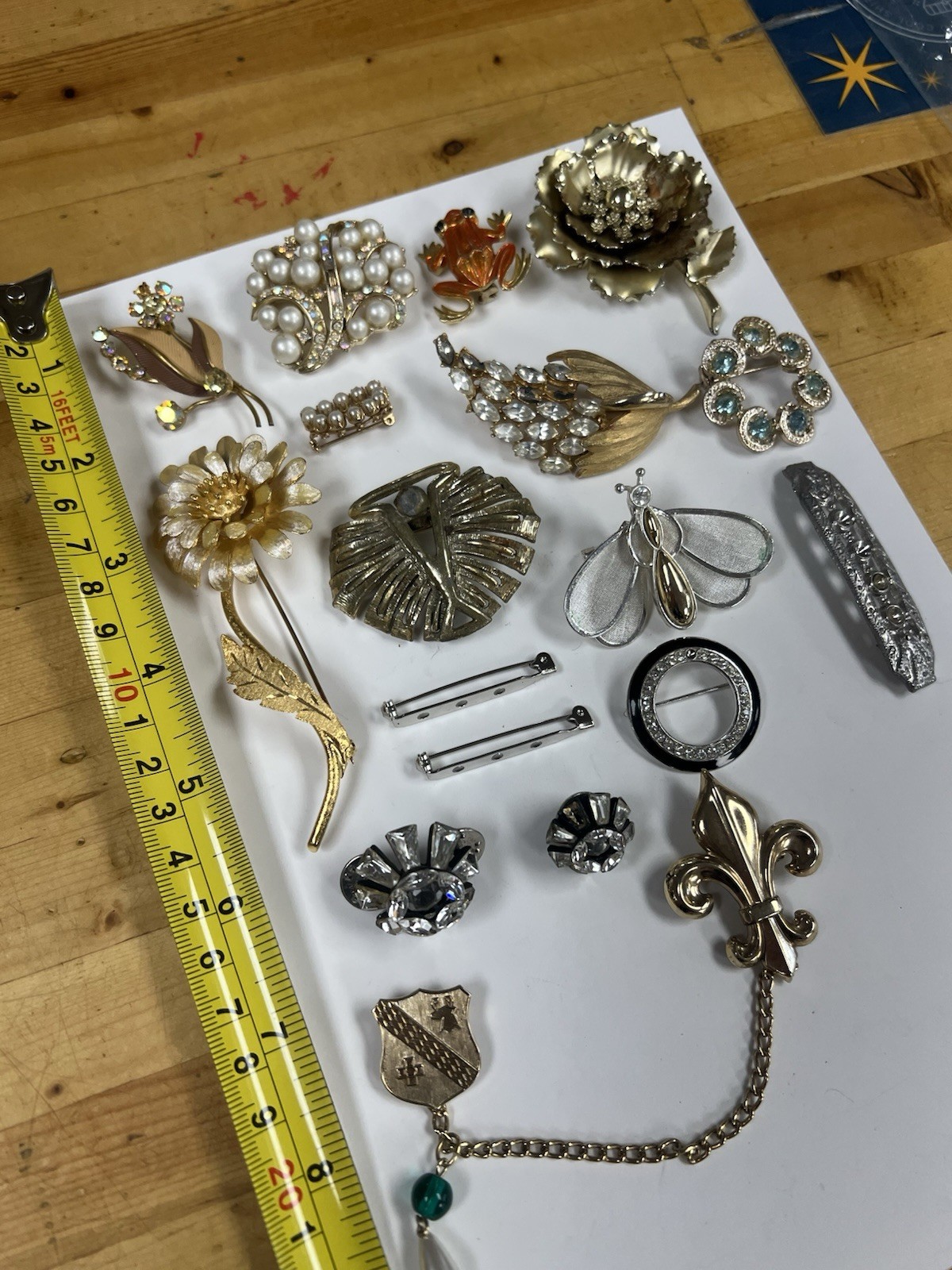 Lot Of Vintage Costume Jewelry Brooches / Pins Flowers, Frogs, Gold Tone, Etc