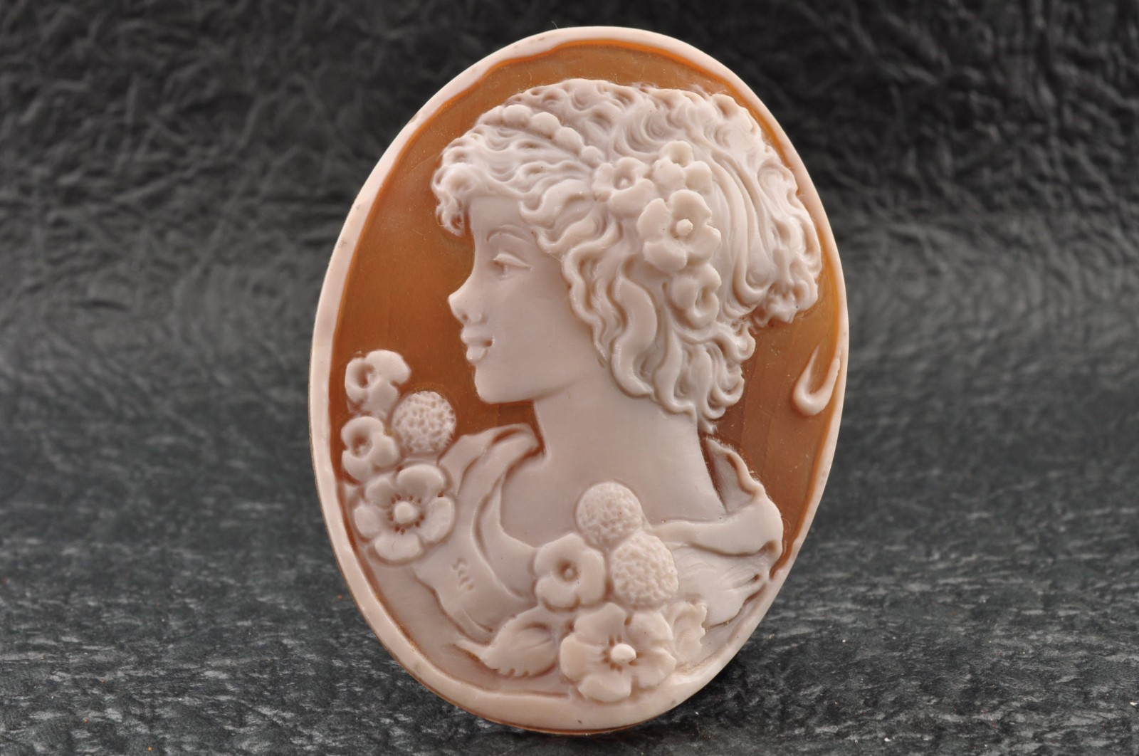 7 items , vintage shell cameo White and brown color (Total 228.0ct) with case.