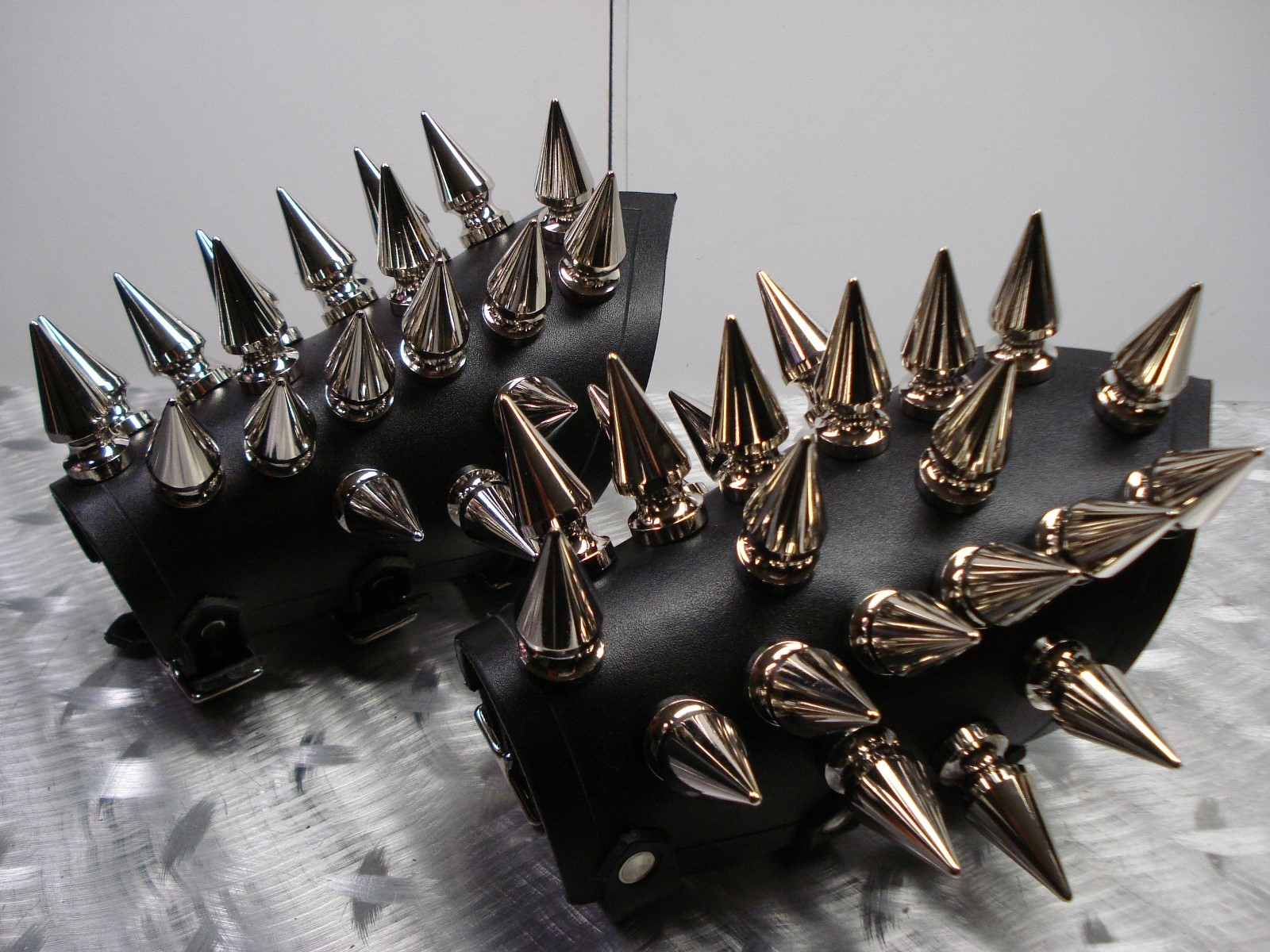 LEATHER GIANT SPIKED GAUNTLET. BLACK METAL… (MDLG0319)….. TEITAN BLOOD