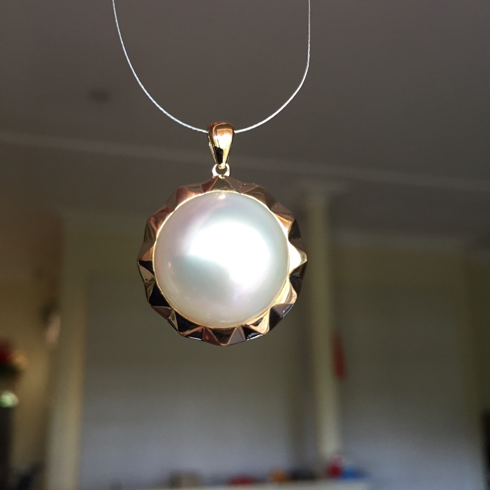 Top luster 16mm Seawater Mabe pearl Natural White 9k Gold Pendant 25.25cts
