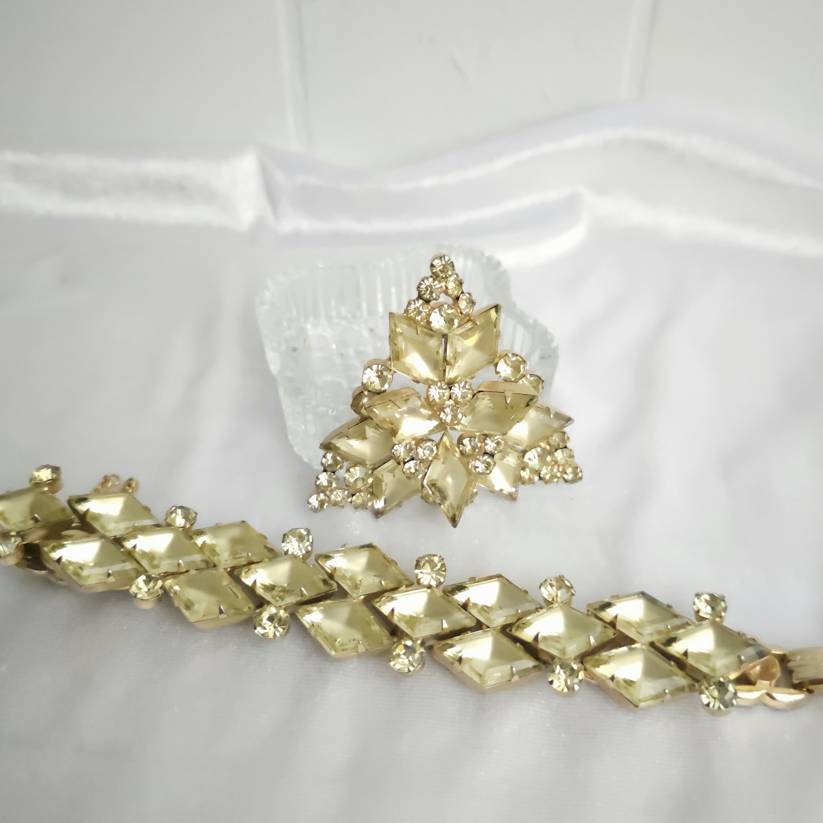 Vtg JULIANA D&E Yellow Jonquil Frosted Kite Rhinestone Set Link Bracelet Brooch