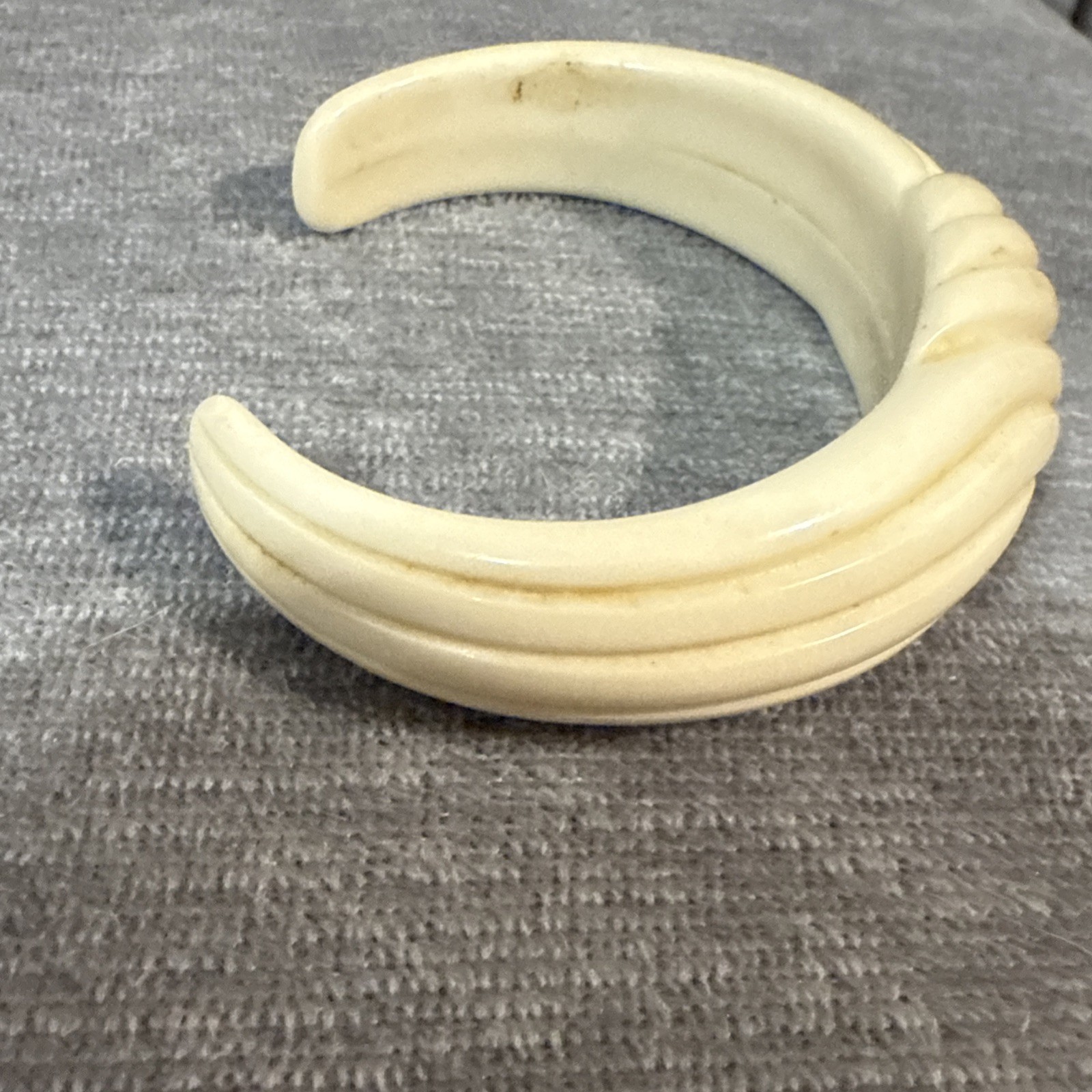 Vintage Plastic Celluloid Cream Color Bangle Cuff Bracelet 80’s Swirl Ribbed