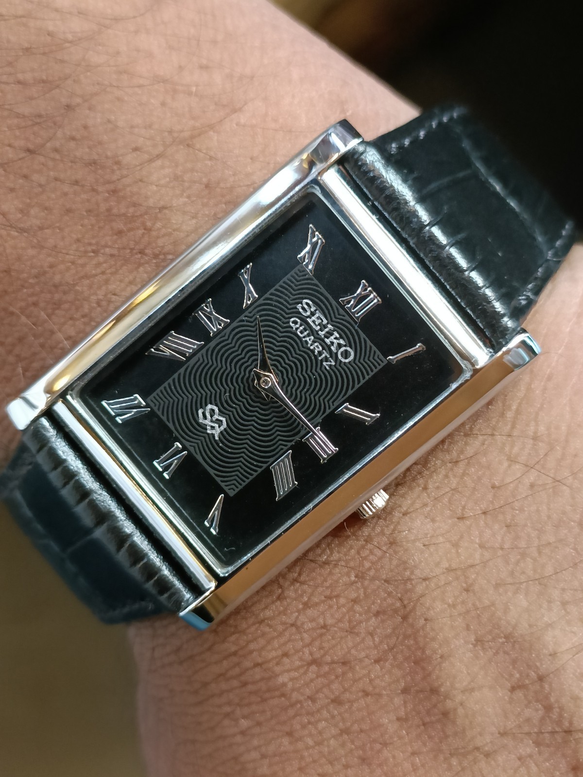 VINTAGE SEIKO SLIM QUARTZ BLACK DIAL JAPAN MEN’S WORKING DRESS WATCH