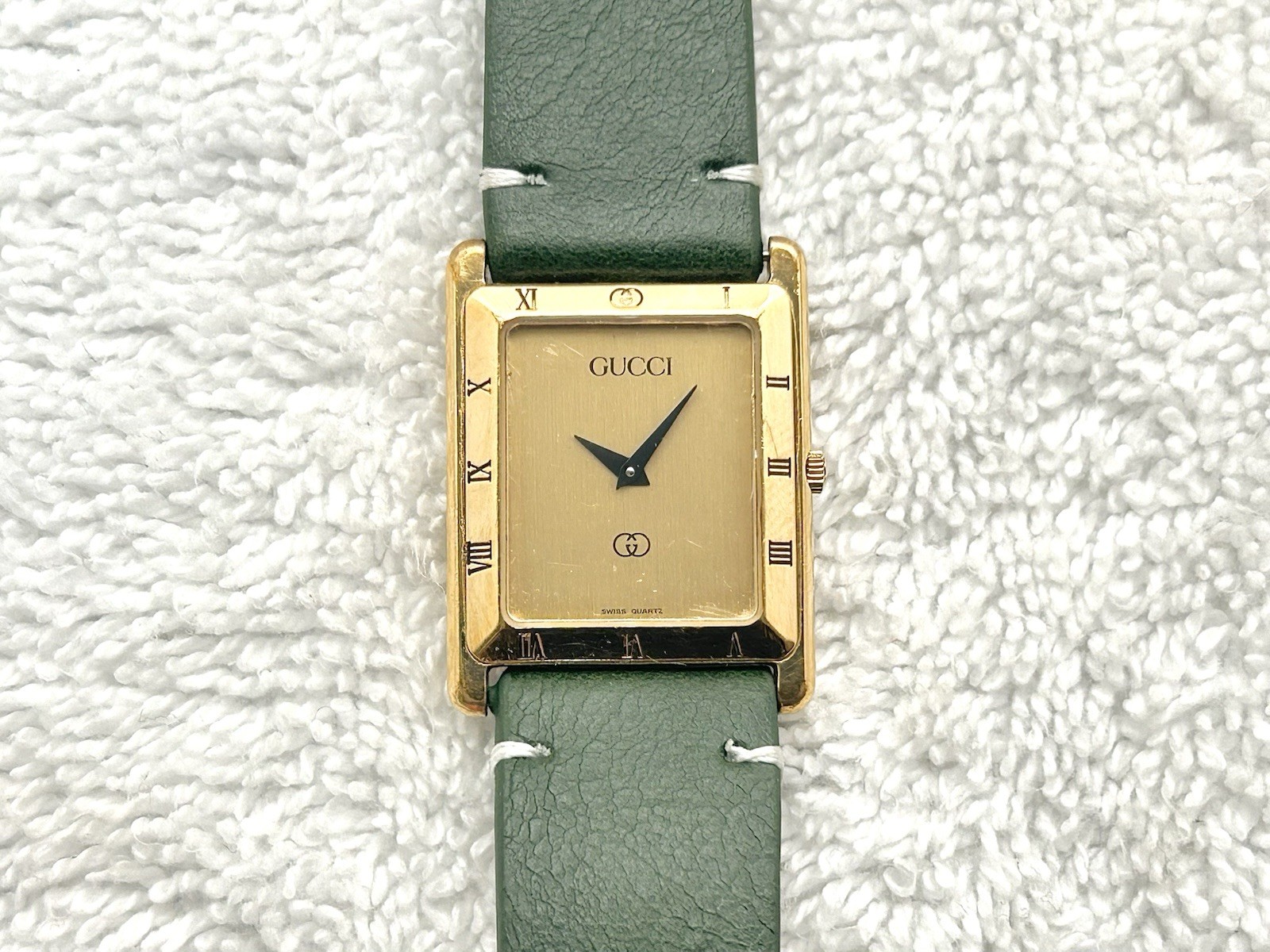 Vintage Gucci 4200L Gold Plated Quartz Batter-Powered Swiss Made Watch