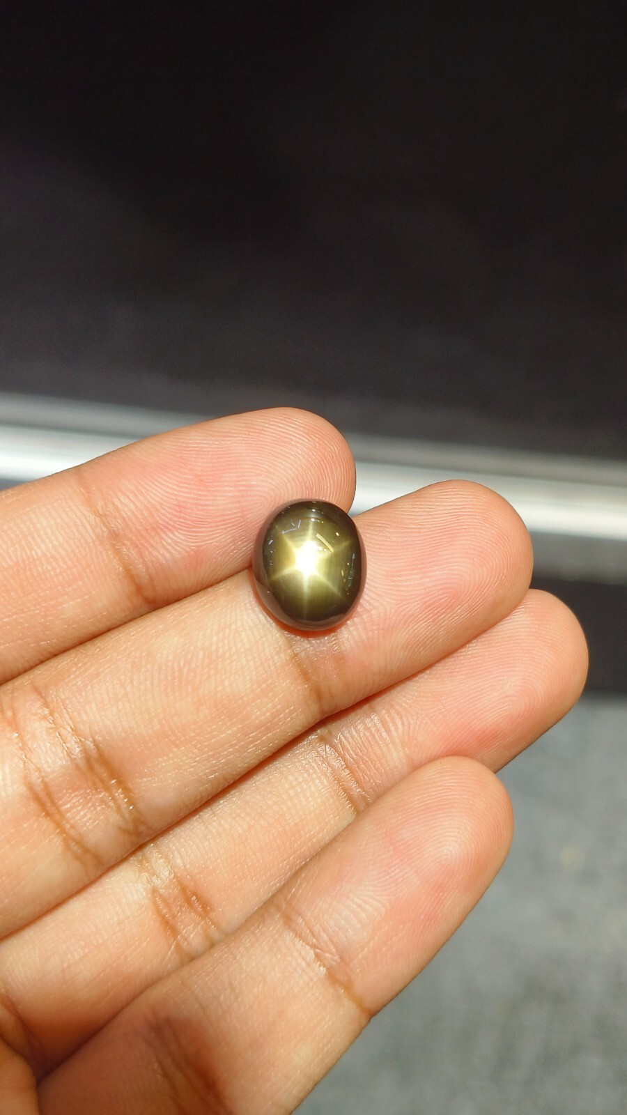 A VERY BEAUTIFUL AND TOP QUALITY BLACK STAR SAPPHIRE 7.69 cts WITH 6 RAY STAR ⭐