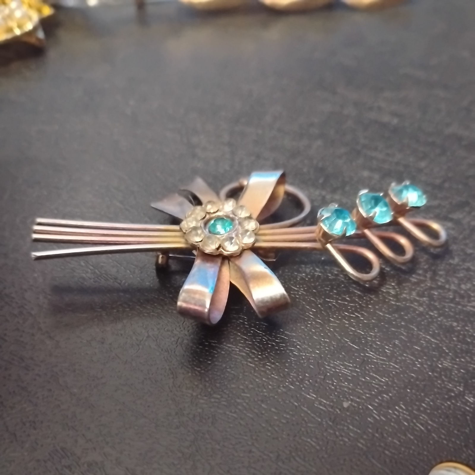 1935-1950 VTG RETRO STYLE CLEAR & AQUA RHINESTONE BOW PIN/BROOCH SILVER TONE