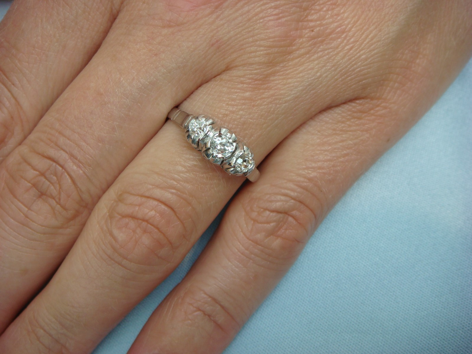 ANTIQUE 18 KT GOLD 3 OLD MINE CUT DIAMONDS SMALL ART-DECO LADIES RING.2.4 GRAMS