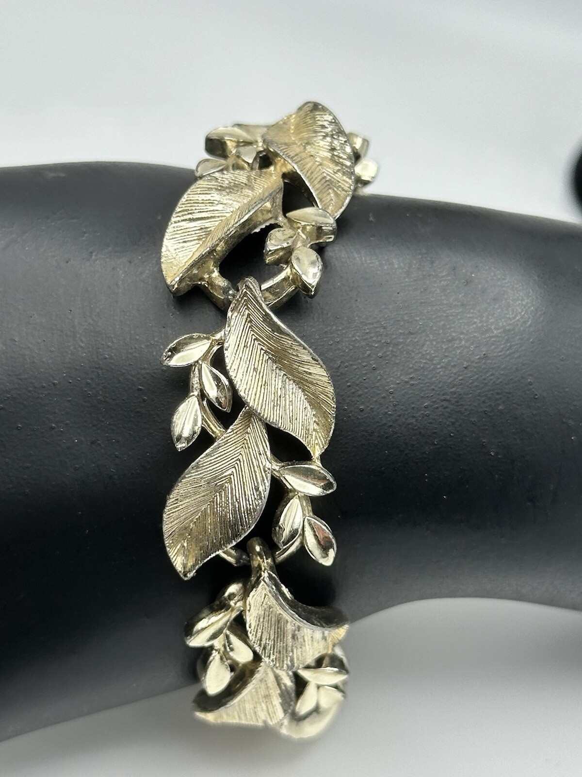 Vintage Lisner Gold Tone Vine Leaf Bracelet And Clip On Earrings Set