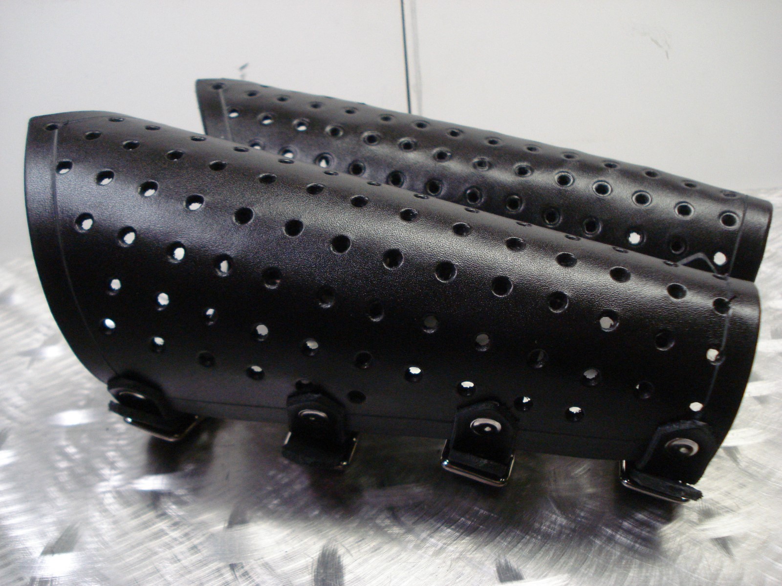 LEATHER PRE-PUNCHED UNISEX LEATHER GAUNTLET.BLACK METAL.(MDLUG0347)……FINLAND