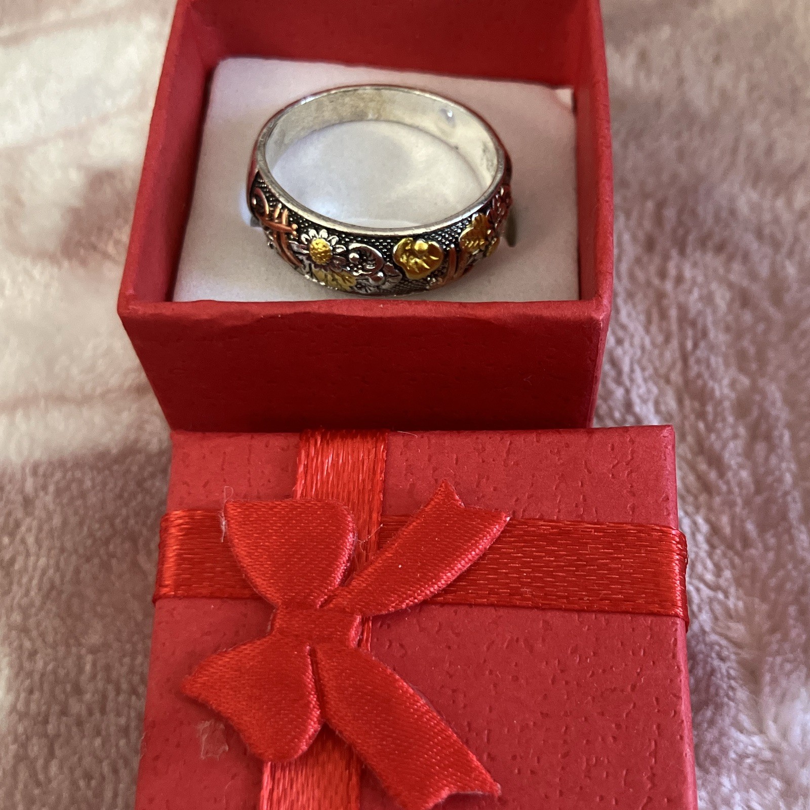This dragonfly & sunflower ring has a 3 tone design: silver, gold, & rose gold