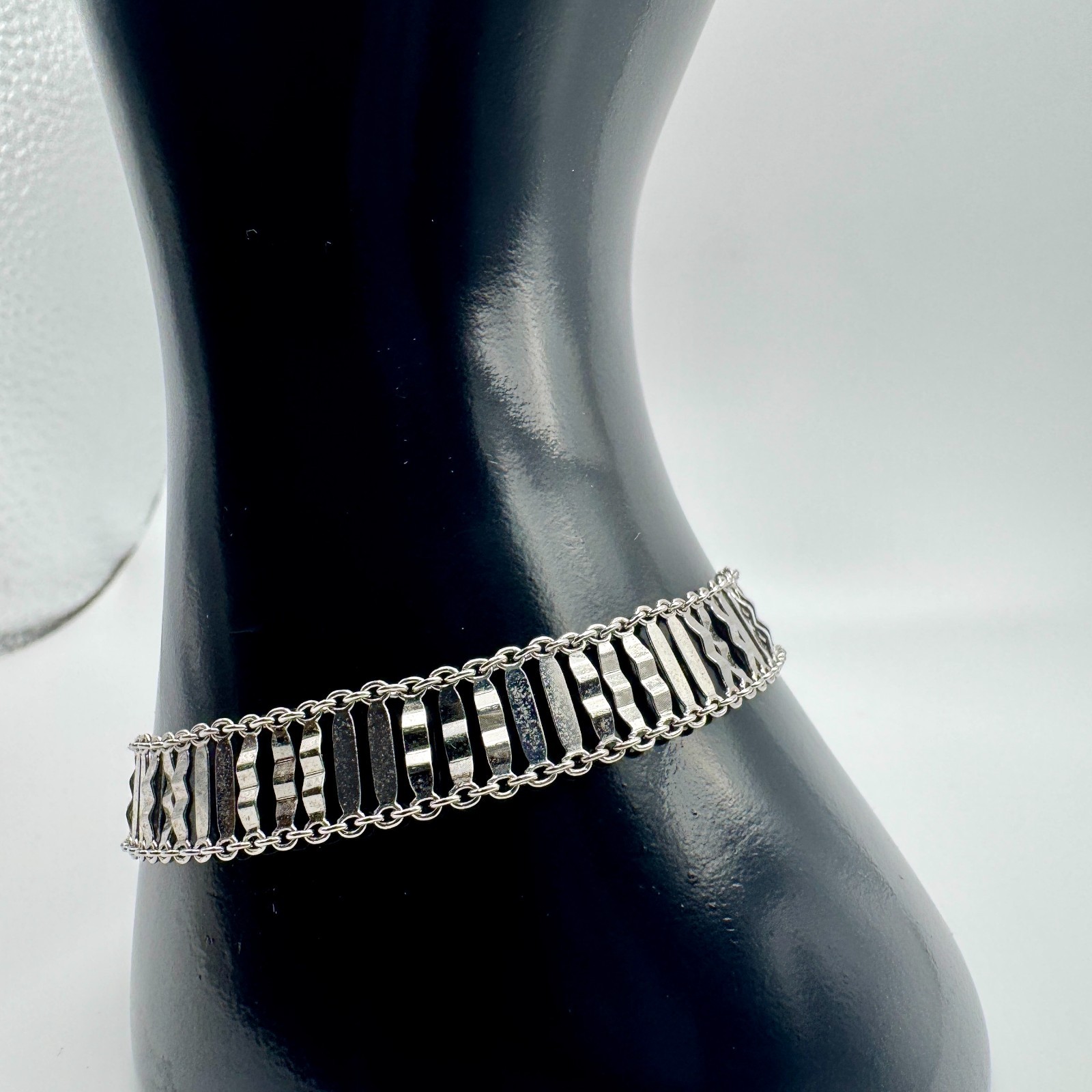Sterling Silver Bracelet / 7.5 inch long / 6 grams / 9.5mm wide